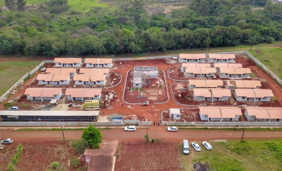 O primeiro Condomínio do Idoso do Paraná foi inaugurado em Jaguariaíva, nos Campos Gerais, e o segundo, em Foz do Iguaçu, na região Oeste, já atingiu 70% de execução. As 40 casas exclusivas para a melhor idade darão nova cara a uma região onde antes havia apenas mata fechada, no bairro Três Lagoas, a poucos quilômetros da famosa prainha do município. Foto: José Fernando Ogura/AEN
