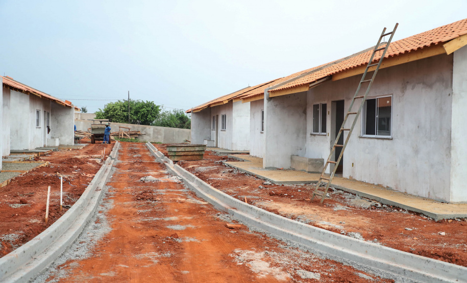 O primeiro Condomínio do Idoso do Paraná foi inaugurado em Jaguariaíva, nos Campos Gerais, e o segundo, em Foz do Iguaçu, na região Oeste, já atingiu 70% de execução. As 40 casas exclusivas para a melhor idade darão nova cara a uma região onde antes havia apenas mata fechada, no bairro Três Lagoas, a poucos quilômetros da famosa prainha do município. Foto: José Fernando Ogura/AEN