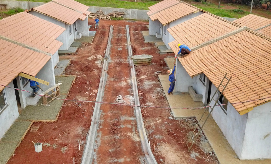 O primeiro Condomínio do Idoso do Paraná foi inaugurado em Jaguariaíva, nos Campos Gerais, e o segundo, em Foz do Iguaçu, na região Oeste, já atingiu 70% de execução. As 40 casas exclusivas para a melhor idade darão nova cara a uma região onde antes havia apenas mata fechada, no bairro Três Lagoas, a poucos quilômetros da famosa prainha do município. Foto: José Fernando Ogura/AEN