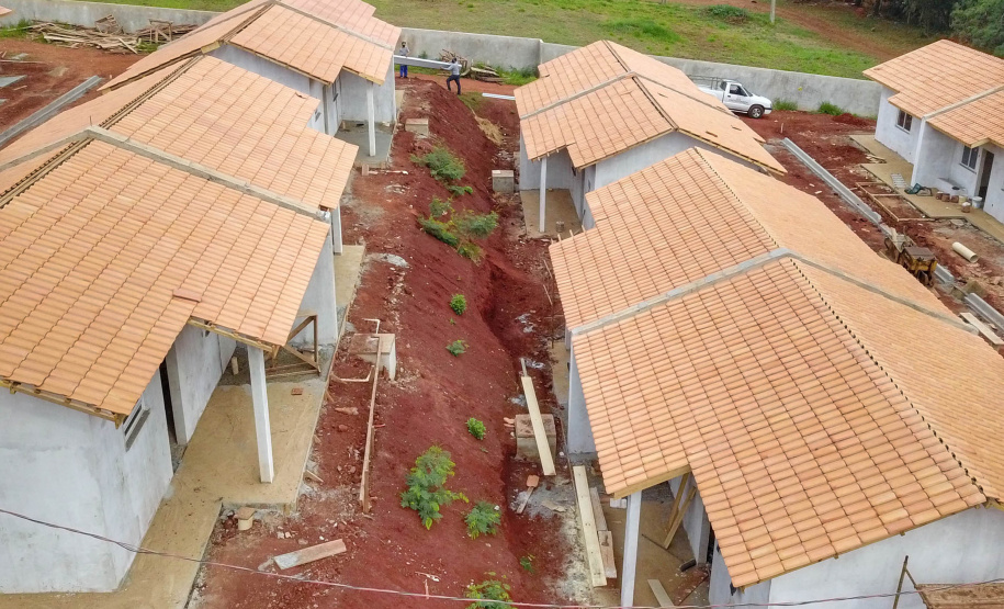 O primeiro Condomínio do Idoso do Paraná foi inaugurado em Jaguariaíva, nos Campos Gerais, e o segundo, em Foz do Iguaçu, na região Oeste, já atingiu 70% de execução. As 40 casas exclusivas para a melhor idade darão nova cara a uma região onde antes havia apenas mata fechada, no bairro Três Lagoas, a poucos quilômetros da famosa prainha do município. Foto: José Fernando Ogura/AEN