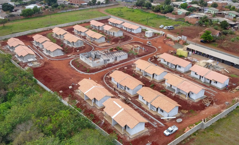 O primeiro Condomínio do Idoso do Paraná foi inaugurado em Jaguariaíva, nos Campos Gerais, e o segundo, em Foz do Iguaçu, na região Oeste, já atingiu 70% de execução. As 40 casas exclusivas para a melhor idade darão nova cara a uma região onde antes havia apenas mata fechada, no bairro Três Lagoas, a poucos quilômetros da famosa prainha do município. Foto: José Fernando Ogura/AEN