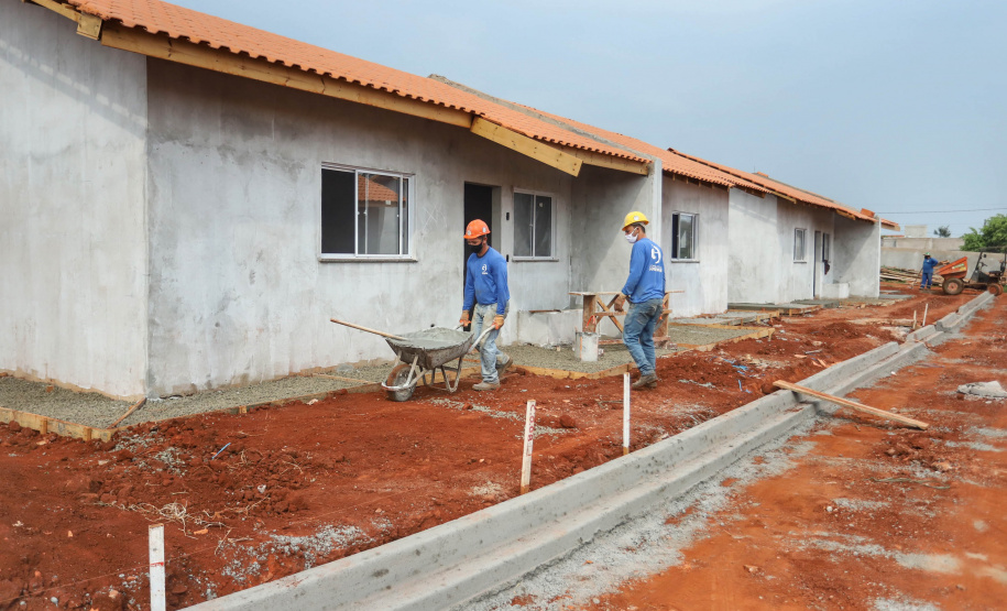 O primeiro Condomínio do Idoso do Paraná foi inaugurado em Jaguariaíva, nos Campos Gerais, e o segundo, em Foz do Iguaçu, na região Oeste, já atingiu 70% de execução. As 40 casas exclusivas para a melhor idade darão nova cara a uma região onde antes havia apenas mata fechada, no bairro Três Lagoas, a poucos quilômetros da famosa prainha do município. Foto: José Fernando Ogura/AEN
