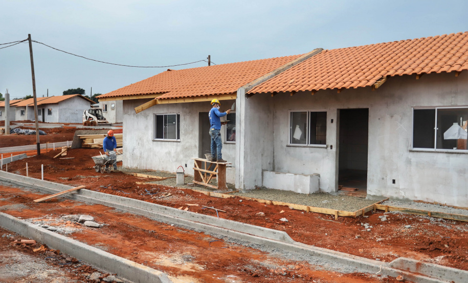 O primeiro Condomínio do Idoso do Paraná foi inaugurado em Jaguariaíva, nos Campos Gerais, e o segundo, em Foz do Iguaçu, na região Oeste, já atingiu 70% de execução. As 40 casas exclusivas para a melhor idade darão nova cara a uma região onde antes havia apenas mata fechada, no bairro Três Lagoas, a poucos quilômetros da famosa prainha do município. Foto: José Fernando Ogura/AEN