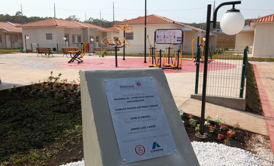 O 1º de outubro é o Dia do Idoso, data que busca fomentar a proteção e atenção com a população da terceira idade. No Paraná, as políticas públicas voltadas a este segmento ganham cada vez mais força. Nesta quinta-feira (01), o governador Carlos Massa Ratinho Junior entregou, em Jaguariaíva, nos Campos Gerais, o primeiro condomínio exclusivo para idosos do Estado.. Foto: Ari Dias/AEN