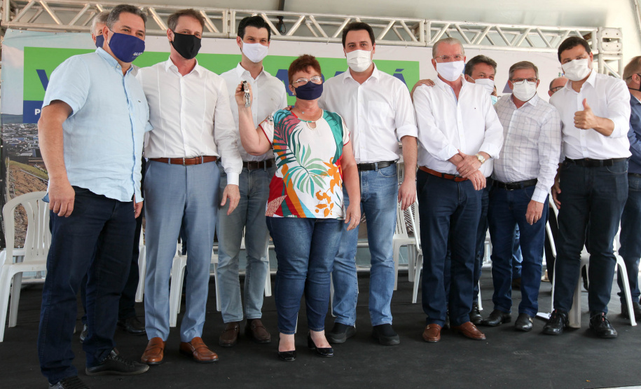 O 1º de outubro é o Dia do Idoso, data que busca fomentar a proteção e atenção com a população da terceira idade. No Paraná, as políticas públicas voltadas a este segmento ganham cada vez mais força. Nesta quinta-feira (01), o governador Carlos Massa Ratinho Junior entregou, em Jaguariaíva, nos Campos Gerais, o primeiro condomínio exclusivo para idosos do Estado.. Foto: Ari Dias/AEN