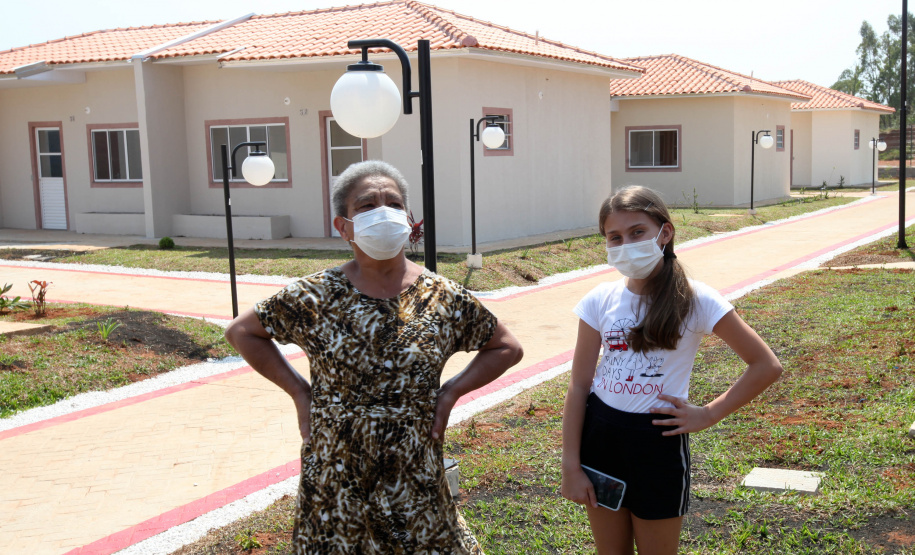 O 1º de outubro é o Dia do Idoso, data que busca fomentar a proteção e atenção com a população da terceira idade. No Paraná, as políticas públicas voltadas a este segmento ganham cada vez mais força. Nesta quinta-feira (01), o governador Carlos Massa Ratinho Junior entregou, em Jaguariaíva, nos Campos Gerais, o primeiro condomínio exclusivo para idosos do Estado.. Foto: Ari Dias/AEN