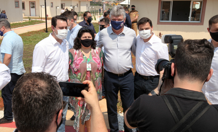 O 1º de outubro é o Dia do Idoso, data que busca fomentar a proteção e atenção com a população da terceira idade. No Paraná, as políticas públicas voltadas a este segmento ganham cada vez mais força. Nesta quinta-feira (01), o governador Carlos Massa Ratinho Junior entregou, em Jaguariaíva, nos Campos Gerais, o primeiro condomínio exclusivo para idosos do Estado.. Foto: Ari Dias/AEN