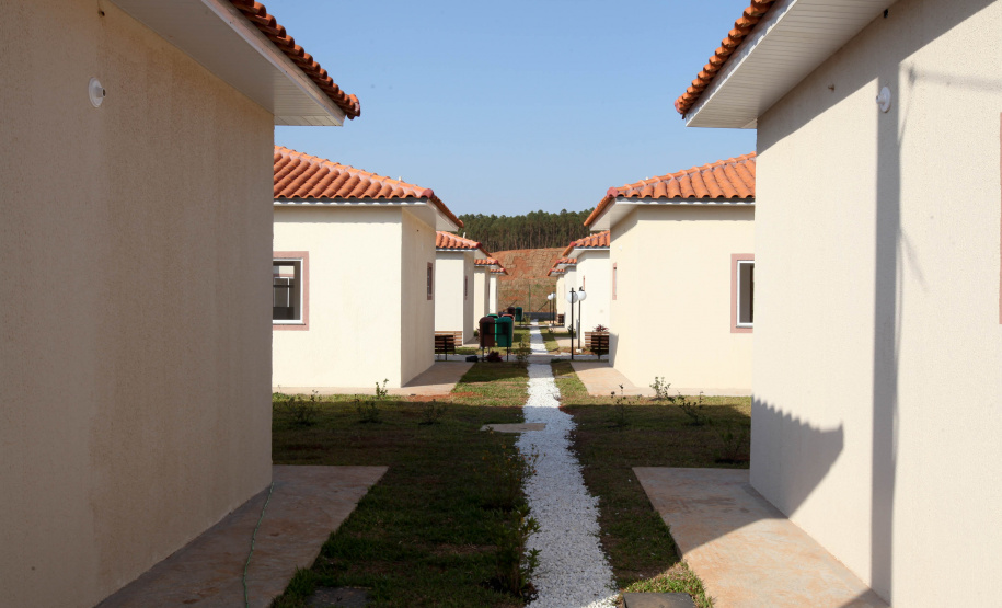 O 1º de outubro é o Dia do Idoso, data que busca fomentar a proteção e atenção com a população da terceira idade. No Paraná, as políticas públicas voltadas a este segmento ganham cada vez mais força. Nesta quinta-feira (01), o governador Carlos Massa Ratinho Junior entregou, em Jaguariaíva, nos Campos Gerais, o primeiro condomínio exclusivo para idosos do Estado.. Foto: Ari Dias/AEN