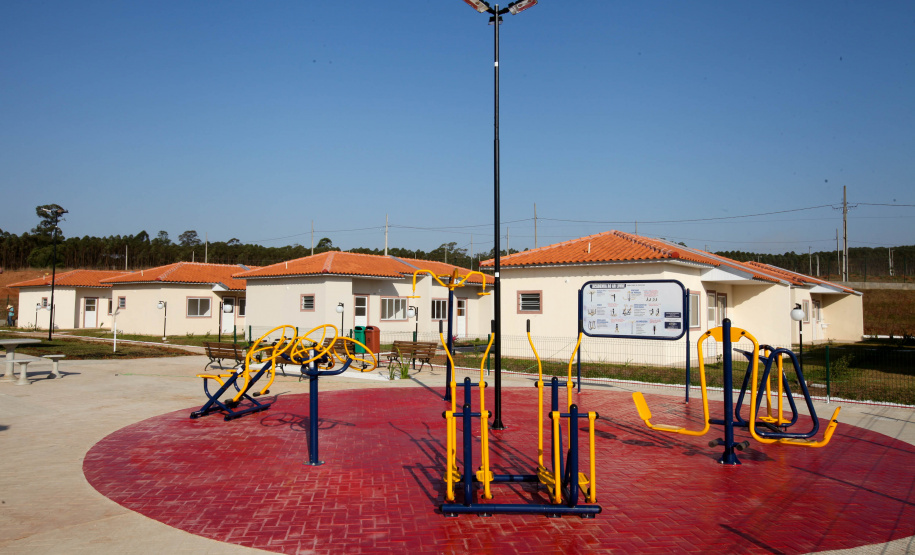 O 1º de outubro é o Dia do Idoso, data que busca fomentar a proteção e atenção com a população da terceira idade. No Paraná, as políticas públicas voltadas a este segmento ganham cada vez mais força. Nesta quinta-feira (01), o governador Carlos Massa Ratinho Junior entregou, em Jaguariaíva, nos Campos Gerais, o primeiro condomínio exclusivo para idosos do Estado.. Foto: Ari Dias/AEN