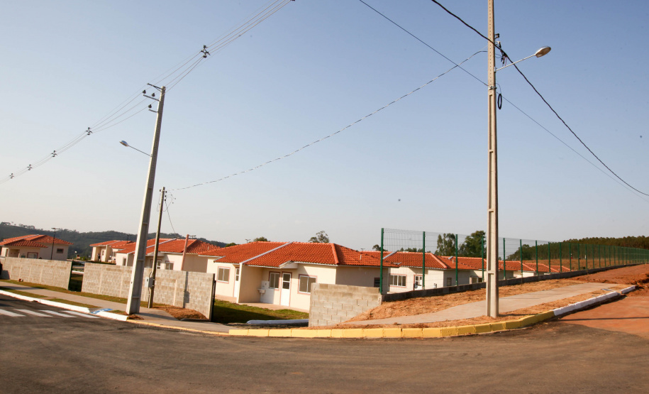 O 1º de outubro é o Dia do Idoso, data que busca fomentar a proteção e atenção com a população da terceira idade. No Paraná, as políticas públicas voltadas a este segmento ganham cada vez mais força. Nesta quinta-feira (01), o governador Carlos Massa Ratinho Junior entregou, em Jaguariaíva, nos Campos Gerais, o primeiro condomínio exclusivo para idosos do Estado.. Foto: Ari Dias/AEN