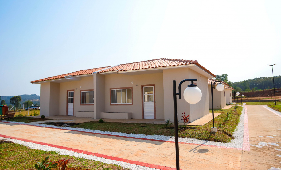 O 1º de outubro é o Dia do Idoso, data que busca fomentar a proteção e atenção com a população da terceira idade. No Paraná, as políticas públicas voltadas a este segmento ganham cada vez mais força. Nesta quinta-feira (01), o governador Carlos Massa Ratinho Junior entregou, em Jaguariaíva, nos Campos Gerais, o primeiro condomínio exclusivo para idosos do Estado.