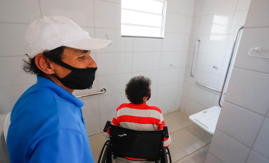 O 1º de outubro é o Dia do Idoso, data que busca fomentar a proteção e atenção com a população da terceira idade. No Paraná, as políticas públicas voltadas a este segmento ganham cada vez mais força. Nesta quinta-feira (01), o governador Carlos Massa Ratinho Junior entregou, em Jaguariaíva, nos Campos Gerais, o primeiro condomínio exclusivo para idosos do Estado.