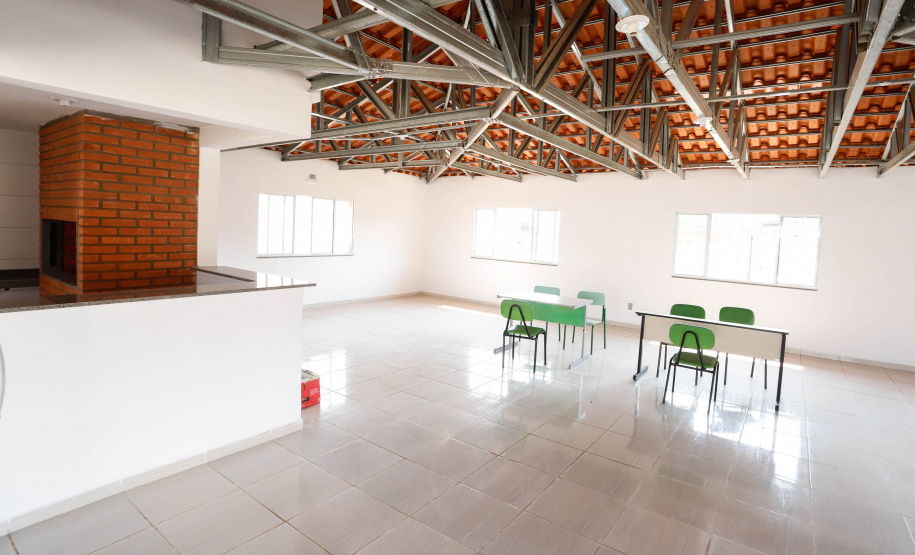 O 1º de outubro é o Dia do Idoso, data que busca fomentar a proteção e atenção com a população da terceira idade. No Paraná, as políticas públicas voltadas a este segmento ganham cada vez mais força. Nesta quinta-feira (01), o governador Carlos Massa Ratinho Junior entregou, em Jaguariaíva, nos Campos Gerais, o primeiro condomínio exclusivo para idosos do Estado.