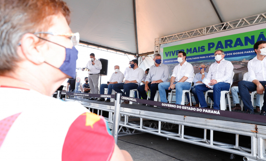 O 1º de outubro é o Dia do Idoso, data que busca fomentar a proteção e atenção com a população da terceira idade. No Paraná, as políticas públicas voltadas a este segmento ganham cada vez mais força. Nesta quinta-feira (01), o governador Carlos Massa Ratinho Junior entregou, em Jaguariaíva, nos Campos Gerais, o primeiro condomínio exclusivo para idosos do Estado.