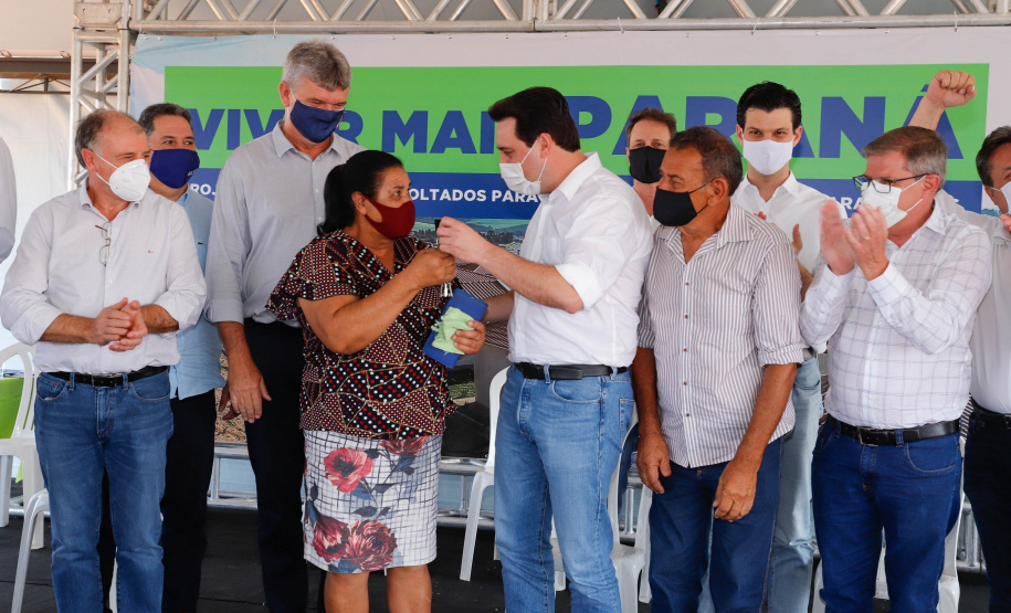 O 1º de outubro é o Dia do Idoso, data que busca fomentar a proteção e atenção com a população da terceira idade. No Paraná, as políticas públicas voltadas a este segmento ganham cada vez mais força. Nesta quinta-feira (01), o governador Carlos Massa Ratinho Junior entregou, em Jaguariaíva, nos Campos Gerais, o primeiro condomínio exclusivo para idosos do Estado.