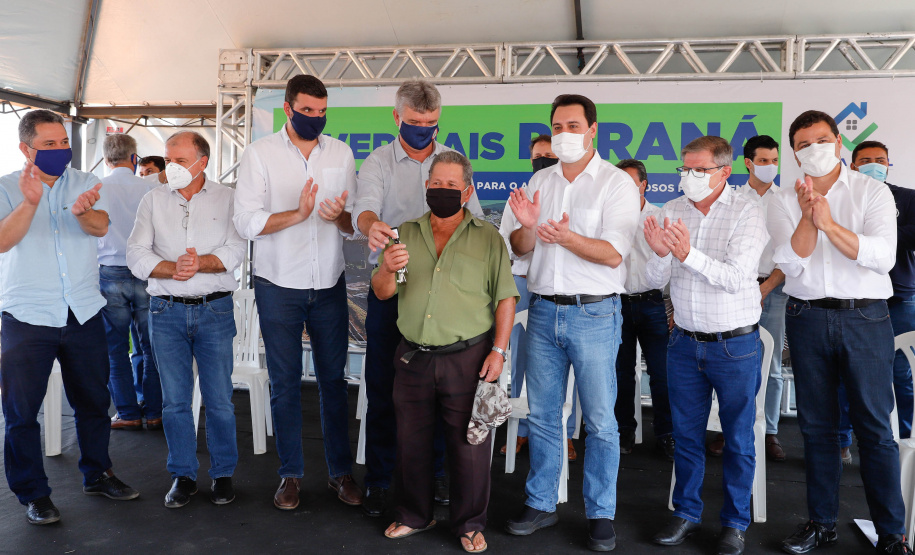 O 1º de outubro é o Dia do Idoso, data que busca fomentar a proteção e atenção com a população da terceira idade. No Paraná, as políticas públicas voltadas a este segmento ganham cada vez mais força. Nesta quinta-feira (01), o governador Carlos Massa Ratinho Junior entregou, em Jaguariaíva, nos Campos Gerais, o primeiro condomínio exclusivo para idosos do Estado.