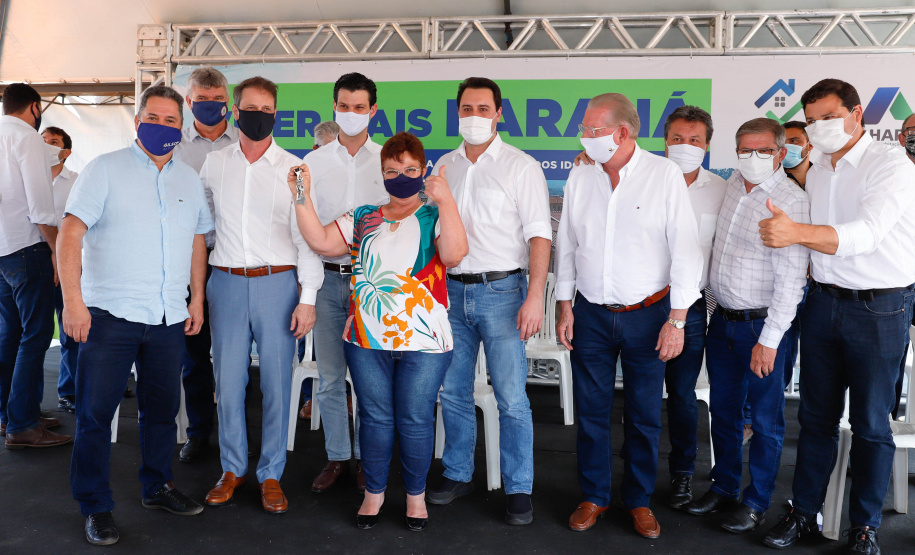 O 1º de outubro é o Dia do Idoso, data que busca fomentar a proteção e atenção com a população da terceira idade. No Paraná, as políticas públicas voltadas a este segmento ganham cada vez mais força. Nesta quinta-feira (01), o governador Carlos Massa Ratinho Junior entregou, em Jaguariaíva, nos Campos Gerais, o primeiro condomínio exclusivo para idosos do Estado.