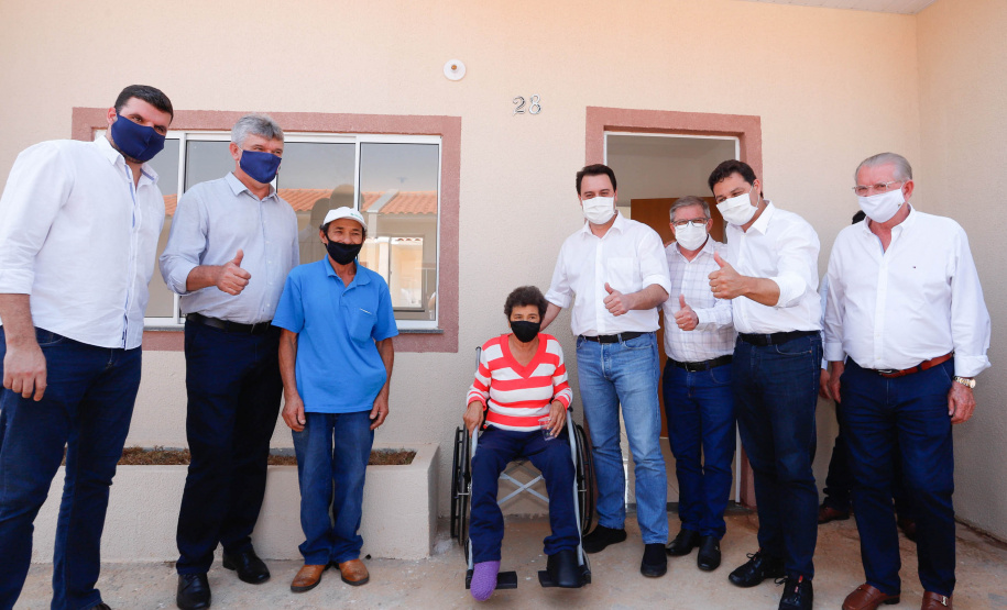 O 1º de outubro é o Dia do Idoso, data que busca fomentar a proteção e atenção com a população da terceira idade. No Paraná, as políticas públicas voltadas a este segmento ganham cada vez mais força. Nesta quinta-feira (01), o governador Carlos Massa Ratinho Junior entregou, em Jaguariaíva, nos Campos Gerais, o primeiro condomínio exclusivo para idosos do Estado.