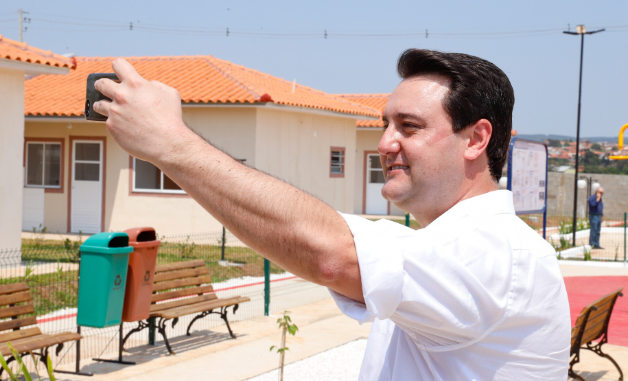 O 1º de outubro é o Dia do Idoso, data que busca fomentar a proteção e atenção com a população da terceira idade. No Paraná, as políticas públicas voltadas a este segmento ganham cada vez mais força. Nesta quinta-feira (01), o governador Carlos Massa Ratinho Junior entregou, em Jaguariaíva, nos Campos Gerais, o primeiro condomínio exclusivo para idosos do Estado.