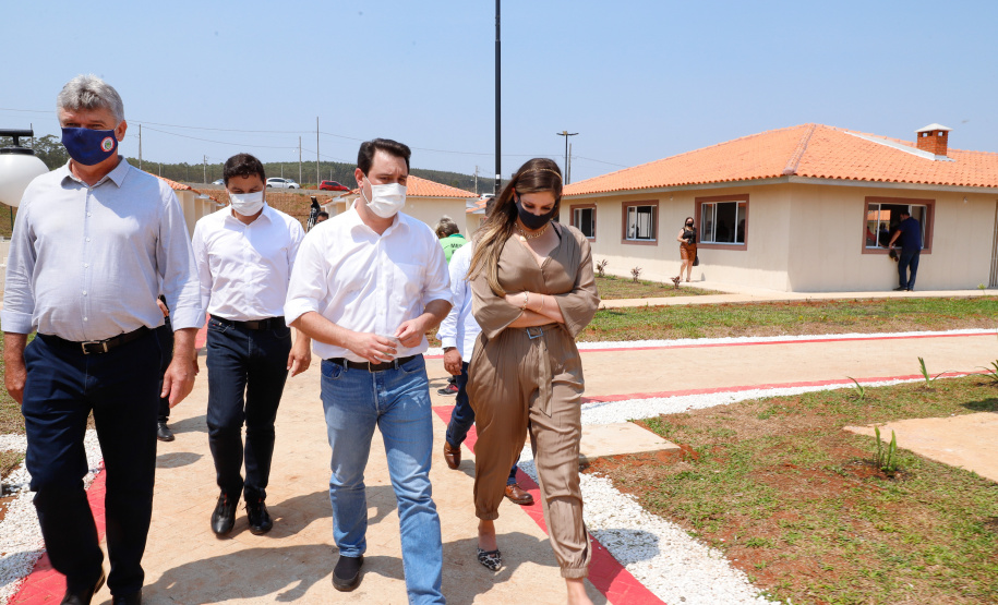 O 1º de outubro é o Dia do Idoso, data que busca fomentar a proteção e atenção com a população da terceira idade. No Paraná, as políticas públicas voltadas a este segmento ganham cada vez mais força. Nesta quinta-feira (01), o governador Carlos Massa Ratinho Junior entregou, em Jaguariaíva, nos Campos Gerais, o primeiro condomínio exclusivo para idosos do Estado.