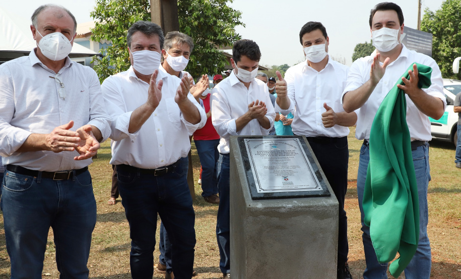 O governador Carlos Massa Ratinho Junior inaugurou nesta quinta-feira (1º) a pavimentação asfáltica da Estrada São Manoel, em São Jorge do Patrocínio, na região Noroeste, e anunciou novos investimentos para o município em pavimentações urbanas e de estradas rurais, veículos e iluminação pública.  Foto: Jose Fernando Ogura/AEN