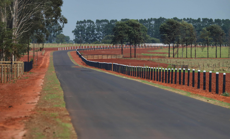 O governador Carlos Massa Ratinho Junior inaugurou nesta quinta-feira (1º) a pavimentação asfáltica da Estrada São Manoel, em São Jorge do Patrocínio, na região Noroeste, e anunciou novos investimentos para o município em pavimentações urbanas e de estradas rurais, veículos e iluminação pública.  Foto: Jose Fernando Ogura/AEN