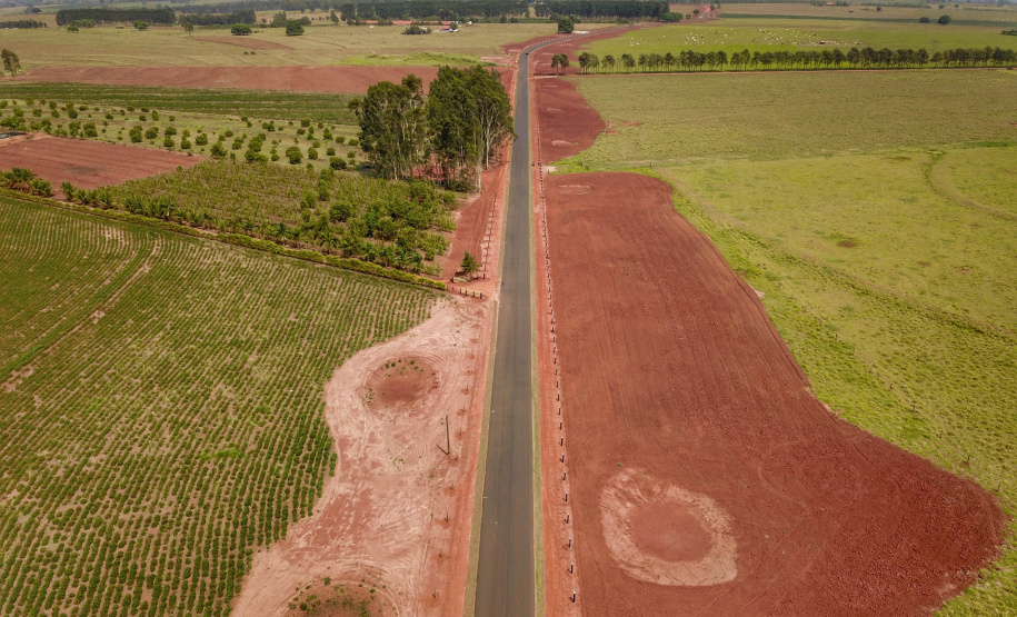 O governador Carlos Massa Ratinho Junior inaugurou nesta quinta-feira (1º) a pavimentação asfáltica da Estrada São Manoel, em São Jorge do Patrocínio, na região Noroeste, e anunciou novos investimentos para o município em pavimentações urbanas e de estradas rurais, veículos e iluminação pública.  Foto: Jose Fernando Ogura/AEN