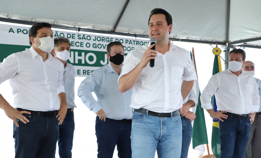 O governador Carlos Massa Ratinho Junior inaugurou nesta quinta-feira (1º) a pavimentação asfáltica da Estrada São Manoel, em São Jorge do Patrocínio, na região Noroeste, e anunciou novos investimentos para o município em pavimentações urbanas e de estradas rurais, veículos e iluminação pública.  Foto: Jose Fernando Ogura/AEN