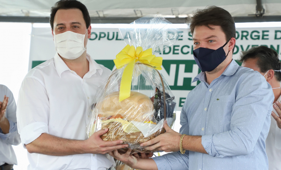 O governador Carlos Massa Ratinho Junior inaugurou nesta quinta-feira (1º) a pavimentação asfáltica da Estrada São Manoel, em São Jorge do Patrocínio, na região Noroeste, e anunciou novos investimentos para o município em pavimentações urbanas e de estradas rurais, veículos e iluminação pública.  Foto: Jose Fernando Ogura/AEN