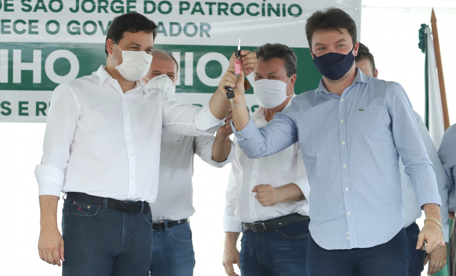 O governador Carlos Massa Ratinho Junior inaugurou nesta quinta-feira (1º) a pavimentação asfáltica da Estrada São Manoel, em São Jorge do Patrocínio, na região Noroeste, e anunciou novos investimentos para o município em pavimentações urbanas e de estradas rurais, veículos e iluminação pública.  Foto: Jose Fernando Ogura/AEN