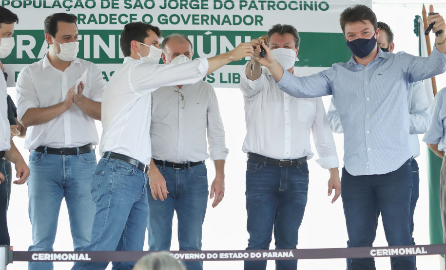 O governador Carlos Massa Ratinho Junior inaugurou nesta quinta-feira (1º) a pavimentação asfáltica da Estrada São Manoel, em São Jorge do Patrocínio, na região Noroeste, e anunciou novos investimentos para o município em pavimentações urbanas e de estradas rurais, veículos e iluminação pública.  Foto: Jose Fernando Ogura/AEN