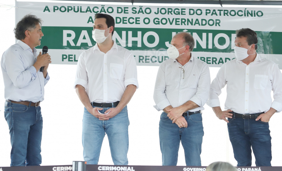 O governador Carlos Massa Ratinho Junior inaugurou nesta quinta-feira (1º) a pavimentação asfáltica da Estrada São Manoel, em São Jorge do Patrocínio, na região Noroeste, e anunciou novos investimentos para o município em pavimentações urbanas e de estradas rurais, veículos e iluminação pública.  Foto: Jose Fernando Ogura/AEN