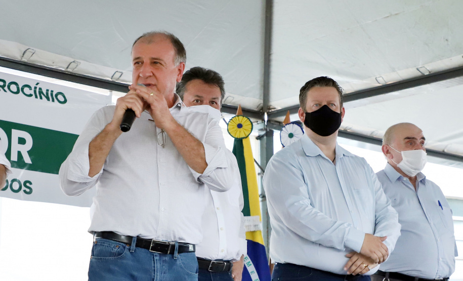 O governador Carlos Massa Ratinho Junior inaugurou nesta quinta-feira (1º) a pavimentação asfáltica da Estrada São Manoel, em São Jorge do Patrocínio, na região Noroeste, e anunciou novos investimentos para o município em pavimentações urbanas e de estradas rurais, veículos e iluminação pública.  Foto: Jose Fernando Ogura/AEN