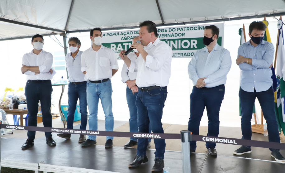 O governador Carlos Massa Ratinho Junior inaugurou nesta quinta-feira (1º) a pavimentação asfáltica da Estrada São Manoel, em São Jorge do Patrocínio, na região Noroeste, e anunciou novos investimentos para o município em pavimentações urbanas e de estradas rurais, veículos e iluminação pública.  Foto: Jose Fernando Ogura/AEN