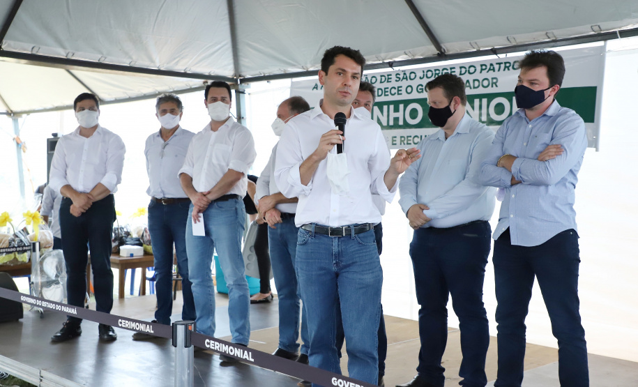 O governador Carlos Massa Ratinho Junior inaugurou nesta quinta-feira (1º) a pavimentação asfáltica da Estrada São Manoel, em São Jorge do Patrocínio, na região Noroeste, e anunciou novos investimentos para o município em pavimentações urbanas e de estradas rurais, veículos e iluminação pública.  Foto: Jose Fernando Ogura/AEN