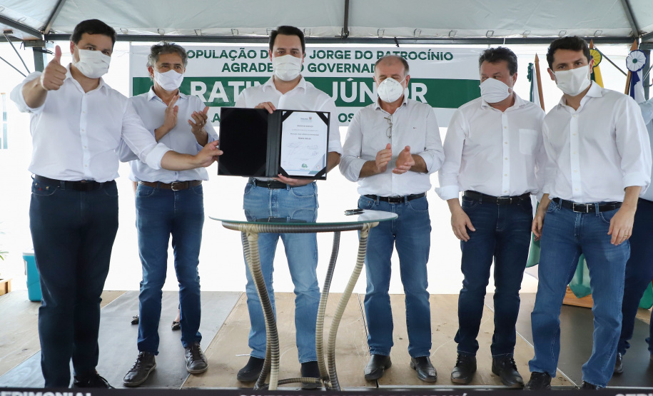 O governador Carlos Massa Ratinho Junior inaugurou nesta quinta-feira (1º) a pavimentação asfáltica da Estrada São Manoel, em São Jorge do Patrocínio, na região Noroeste, e anunciou novos investimentos para o município em pavimentações urbanas e de estradas rurais, veículos e iluminação pública.  Foto: Jose Fernando Ogura/AEN