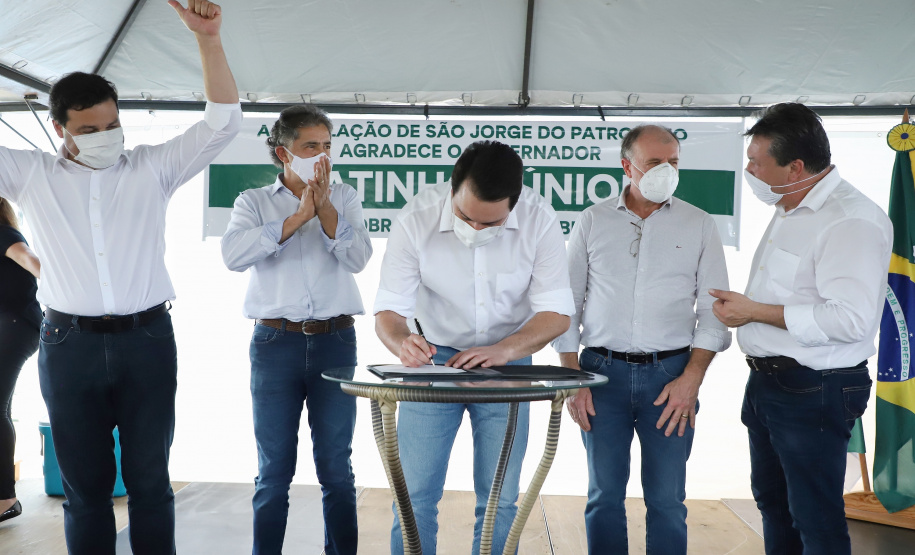 O governador Carlos Massa Ratinho Junior inaugurou nesta quinta-feira (1º) a pavimentação asfáltica da Estrada São Manoel, em São Jorge do Patrocínio, na região Noroeste, e anunciou novos investimentos para o município em pavimentações urbanas e de estradas rurais, veículos e iluminação pública.  Foto: Jose Fernando Ogura/AEN