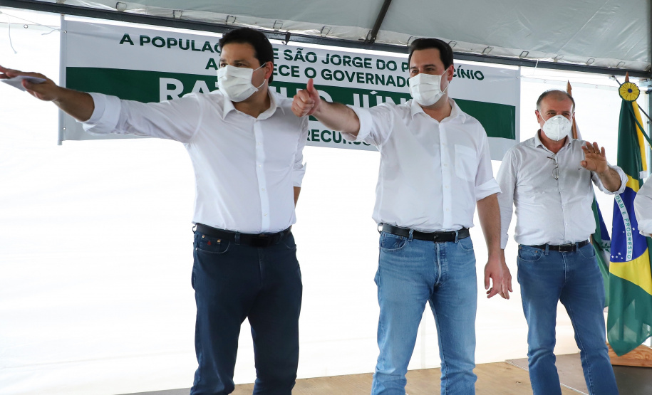 O governador Carlos Massa Ratinho Junior inaugurou nesta quinta-feira (1º) a pavimentação asfáltica da Estrada São Manoel, em São Jorge do Patrocínio, na região Noroeste, e anunciou novos investimentos para o município em pavimentações urbanas e de estradas rurais, veículos e iluminação pública.  Foto: Jose Fernando Ogura/AEN