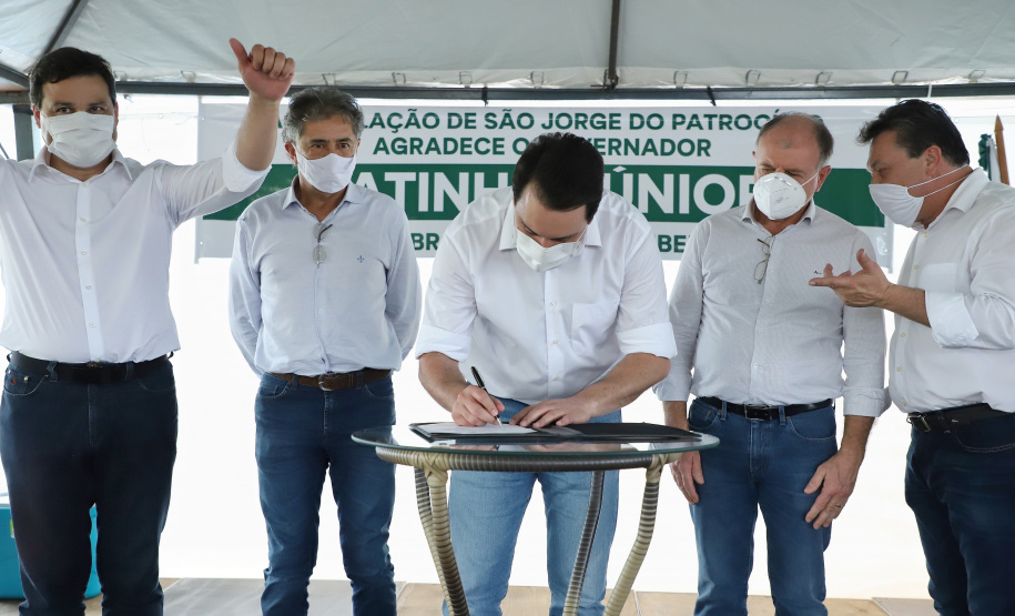 O governador Carlos Massa Ratinho Junior inaugurou nesta quinta-feira (1º) a pavimentação asfáltica da Estrada São Manoel, em São Jorge do Patrocínio, na região Noroeste, e anunciou novos investimentos para o município em pavimentações urbanas e de estradas rurais, veículos e iluminação pública.  Foto: Jose Fernando Ogura/AEN