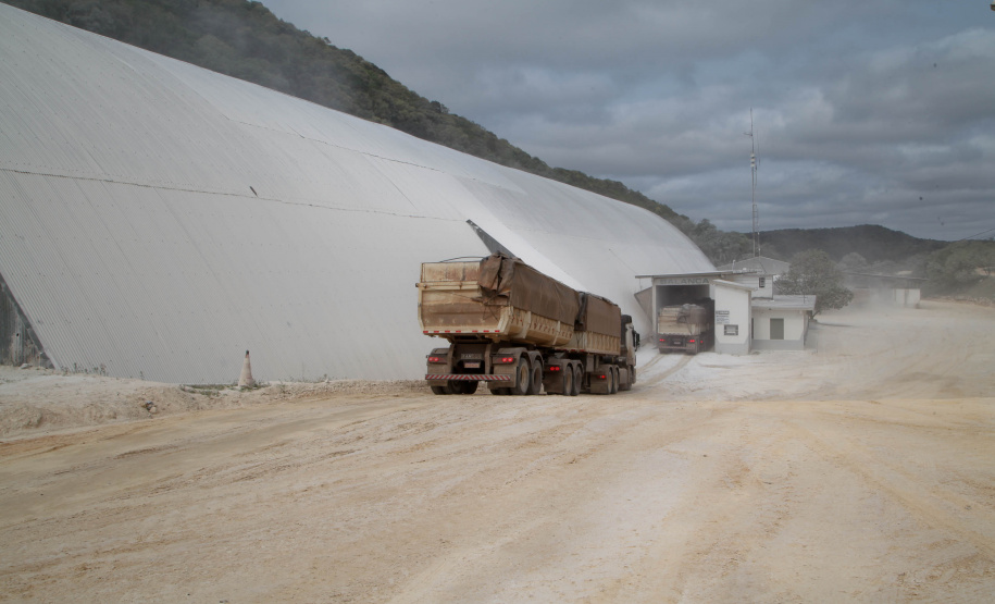 Empresas de cal e calcário geram cerca de 3 mil empregos diretos. A Calpar Comércio de Calcário é maior produtora do país e está localizada em Castro, nos Campos Gerais.  Foto: Ari Dias/AEN.
