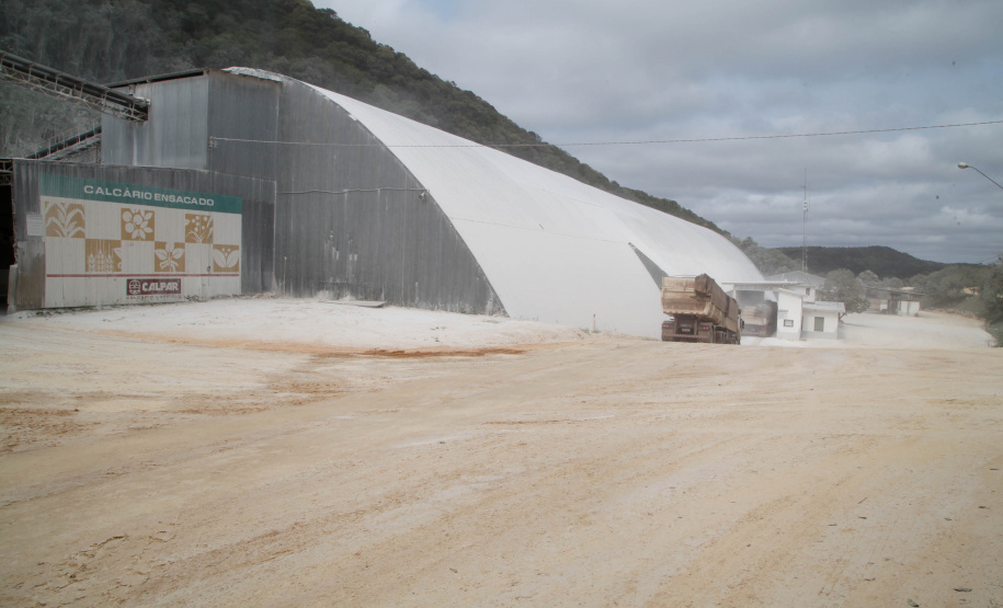 Empresas de cal e calcário geram cerca de 3 mil empregos diretos.A Calpar Comércio de Calcário é maior produtora do país e está localizada em Castro, nos Campos Gerais.  Foto: Ari Dias/AEN.