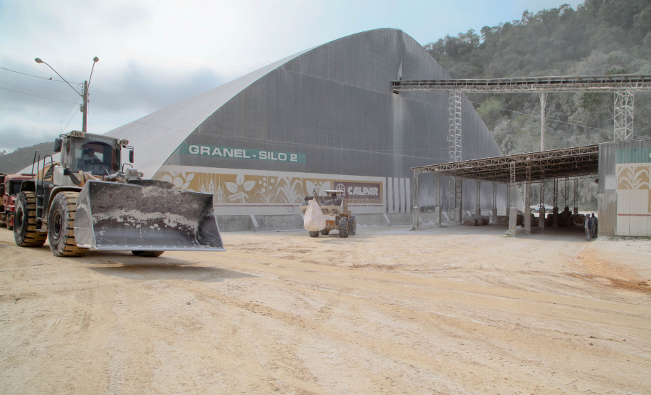 Empresas de cal e calcário geram cerca de 3 mil empregos diretos.A Calpar Comércio de Calcário é maior produtora do país e está localizada em Castro, nos Campos Gerais.  Foto: Ari Dias/AEN.