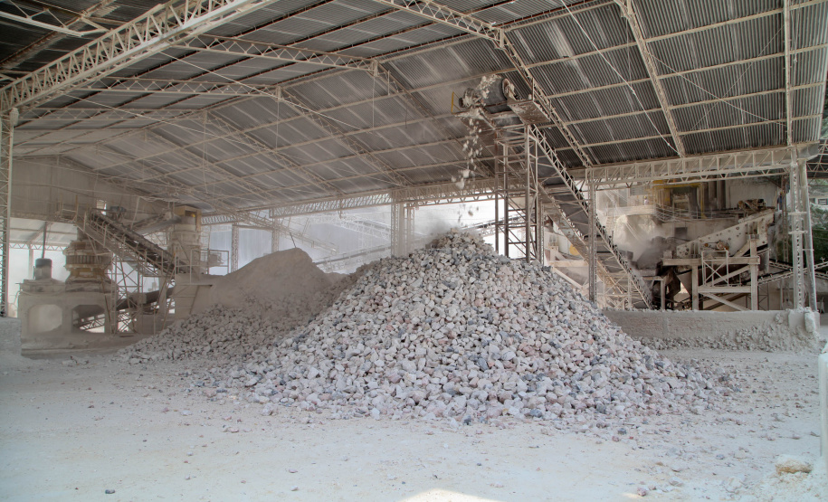 Empresas de cal e calcário geram cerca de 3 mil empregos diretos. A Calpar Comércio de Calcário é maior produtora do país e está localizada em Castro, nos Campos Gerais.  Foto: Ari Dias/AEN.