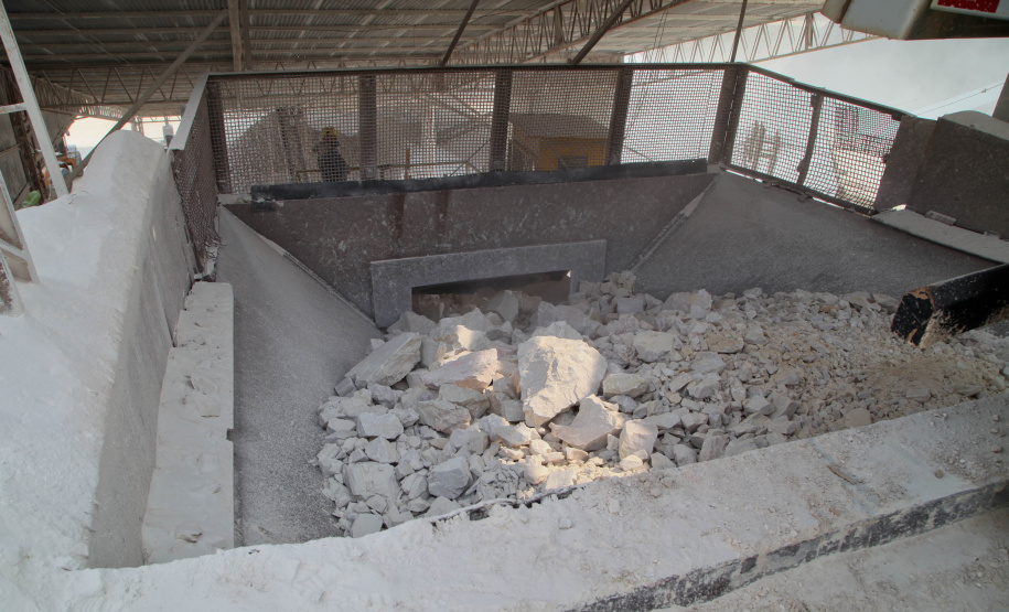 Empresas de cal e calcário geram cerca de 3 mil empregos diretos. A Calpar Comércio de Calcário é maior produtora do país e está localizada em Castro, nos Campos Gerais.  Foto: Ari Dias/AEN.