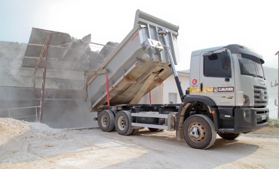 Empresas de cal e calcário geram cerca de 3 mil empregos diretos. A Calpar Comércio de Calcário é maior produtora do país e está localizada em Castro, nos Campos Gerais. Foto: Ari Dias/AEN.
