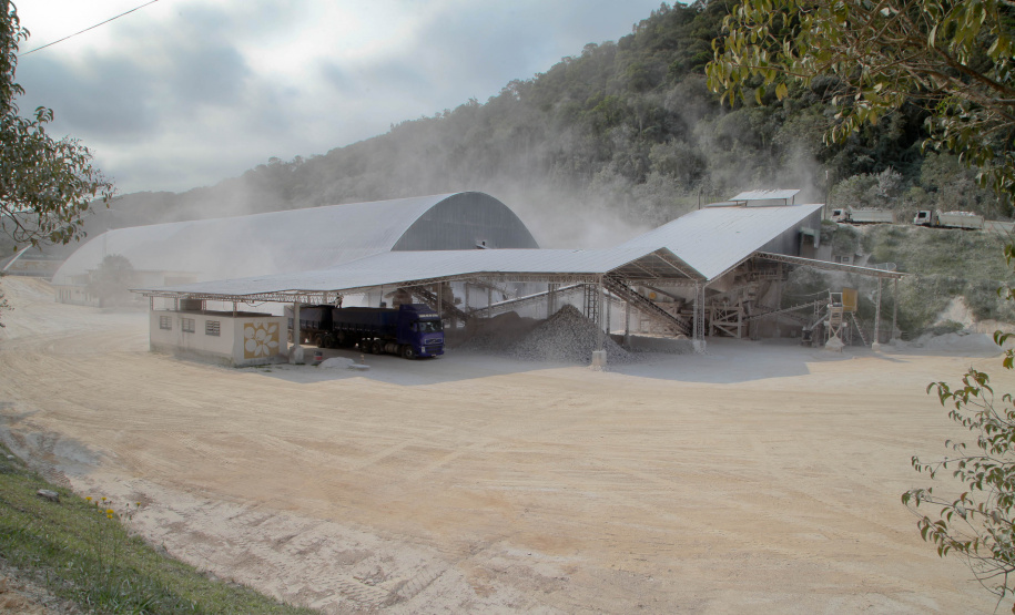 Empresas de cal e calcário geram cerca de 3 mil empregos diretos.  A Calpar Comércio de Calcário é maior produtora do país e está localizada em Castro, nos Campos Gerais. Foto: Ari Dias/AEN.