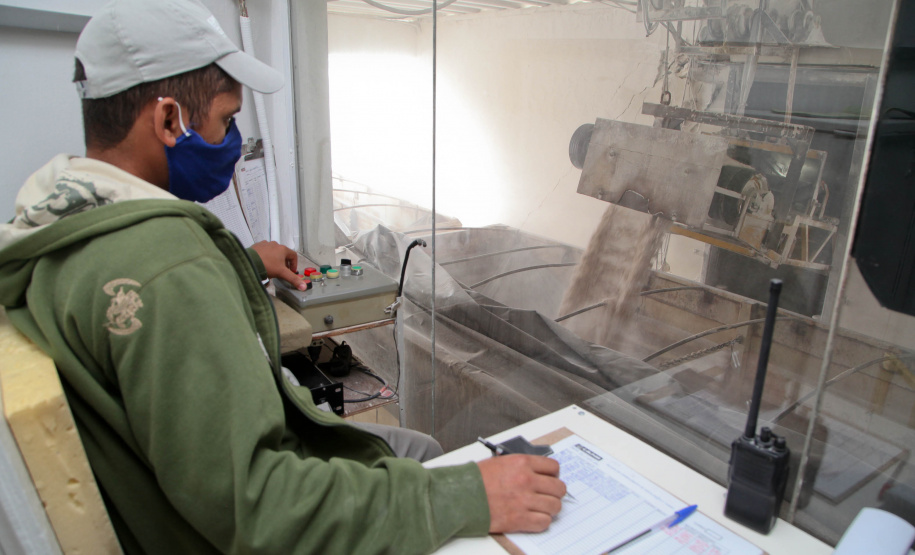 Empresas de cal e calcário geram cerca de 3 mil empregos diretos.A Calpar Comércio de Calcário é maior produtora do país e está localizada em Castro, nos Campos Gerais.   Foto: Ari Dias/AEN.