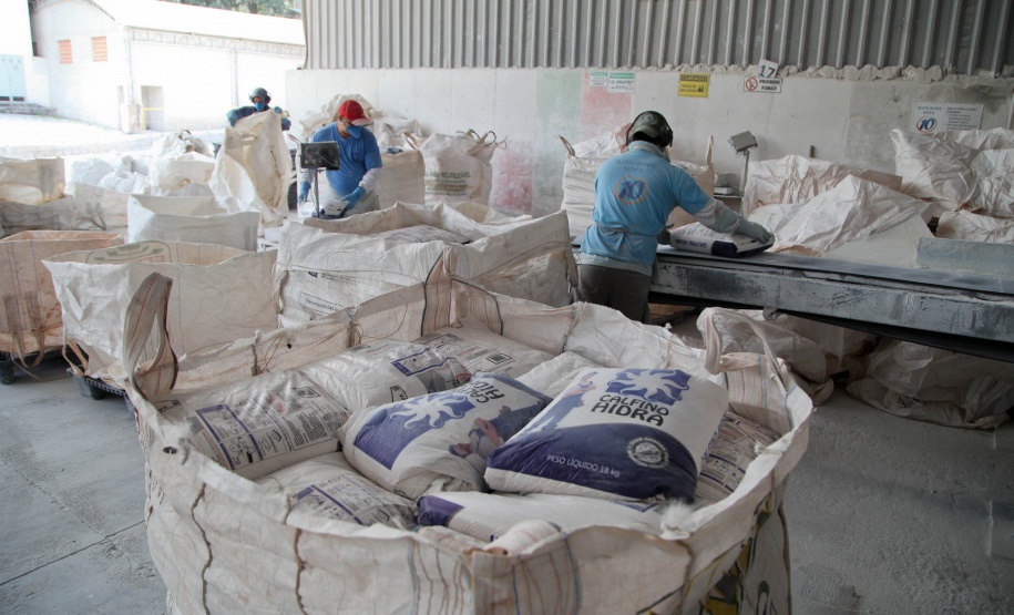 Empresas de cal e calcário geram cerca de 3 mil empregos diretos. A Cal Hidra, localizada em Almirante Tamandaré. Fundada em 1972, é uma empresa familiar que até a década de 1990 focava apenas na produção de cal, cal hidratado e cal fino. A partir de 1996, começou a diversificar e hoje produz mais de 25 produtos como argamassa, cal para ser usado em tintas e massa corrida. A empresa emprega 60 pessoas. Foto: Ari Dias/AEN.