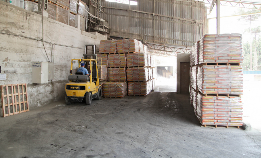 Empresas de cal e calcário geram cerca de 3 mil empregos diretos. A Cal Hidra, localizada em Almirante Tamandaré. Fundada em 1972, é uma empresa familiar que até a década de 1990 focava apenas na produção de cal, cal hidratado e cal fino. A partir de 1996, começou a diversificar e hoje produz mais de 25 produtos como argamassa, cal para ser usado em tintas e massa corrida. A empresa emprega 60 pessoas. Foto: Ari Dias/AEN.