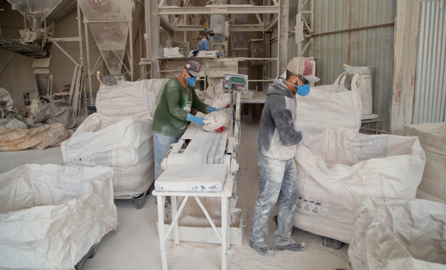 Empresas de cal e calcário geram cerca de 3 mil empregos diretos. A Cal Hidra, localizada em Almirante Tamandaré. Fundada em 1972, é uma empresa familiar que até a década de 1990 focava apenas na produção de cal, cal hidratado e cal fino. A partir de 1996, começou a diversificar e hoje produz mais de 25 produtos como argamassa, cal para ser usado em tintas e massa corrida. A empresa emprega 60 pessoas. Foto: Ari Dias/AEN.